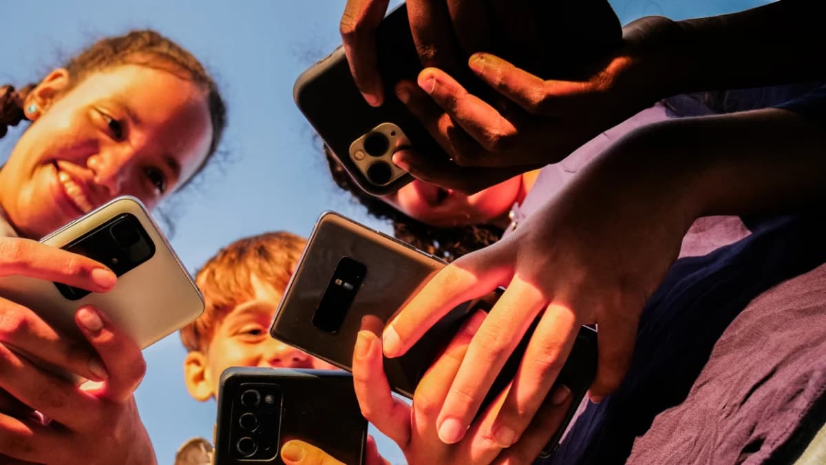 The Best Smartphone for Kids: A Parent’s Guide to Safety, Value, and Age-Appropriate Tech