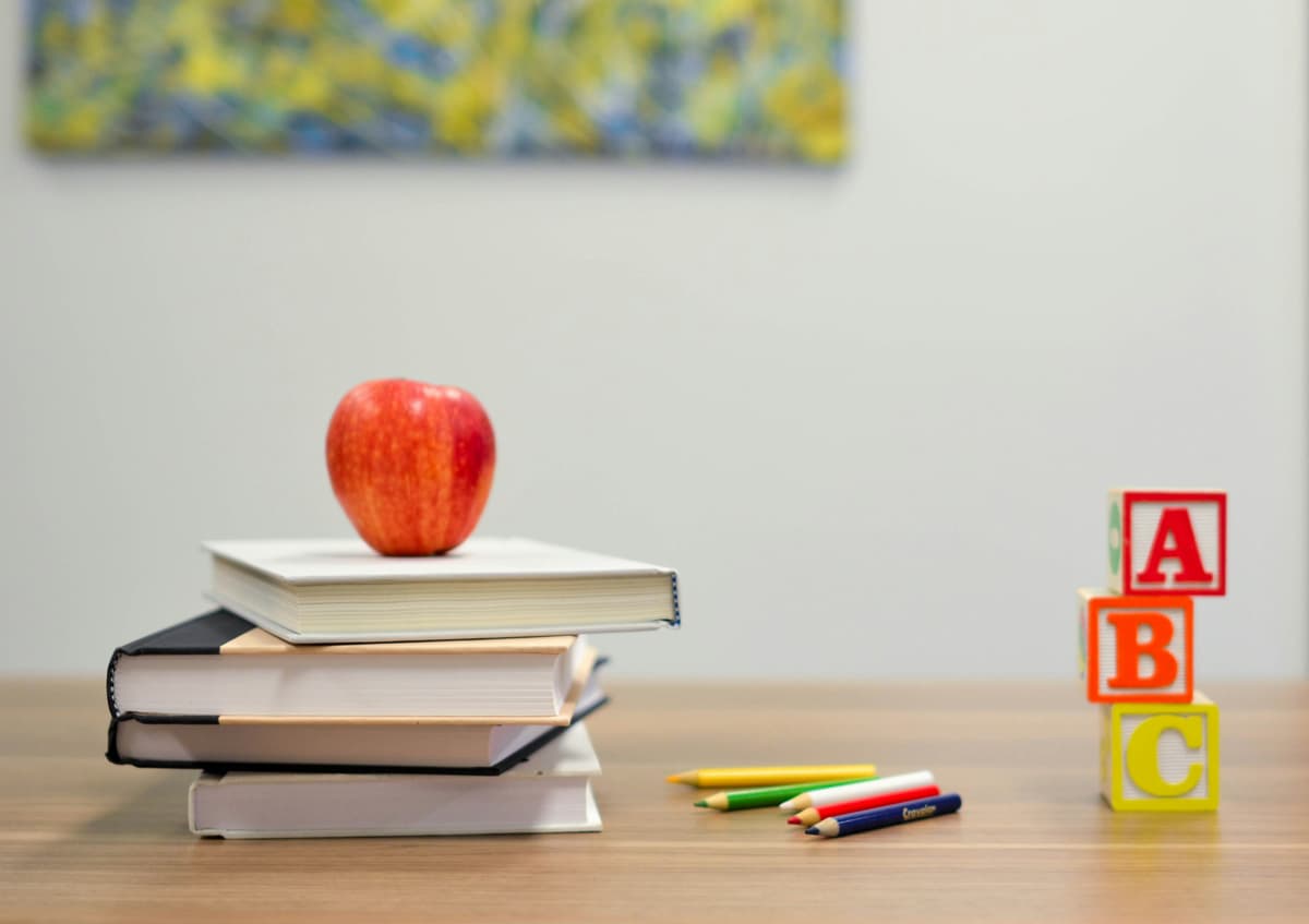 Should Phones Be Allowed in Schools